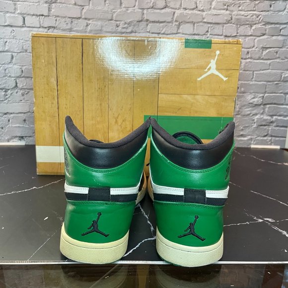 Size 11 - Air Jordan 1 Retro High Defining Moments 'Boston Celtics' (DMP) (2009) - Picture 3 of 8